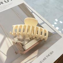 Load image into Gallery viewer, Pearl Clip